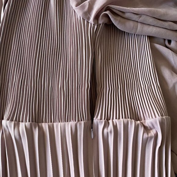 Long Sleeves Pleated Dress One-Size - Picture 7 of 10